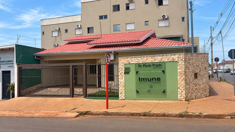 Fachada da Clínica Imune com a placa do Dr. Paulo Prado, na esquina da Rua Filadélfio Cruvinel com a Umbelino Fonseca, Setor Morada do Sol, Rio Verde (GO)
