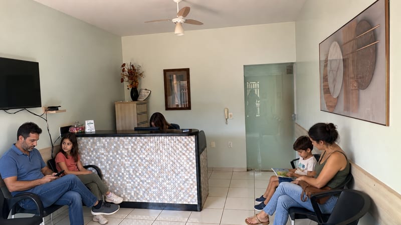 Recepção e sala de espera da Clínica Imune, com balcão de atendimento, no Setor Morada do Sol, em Rio Verde
