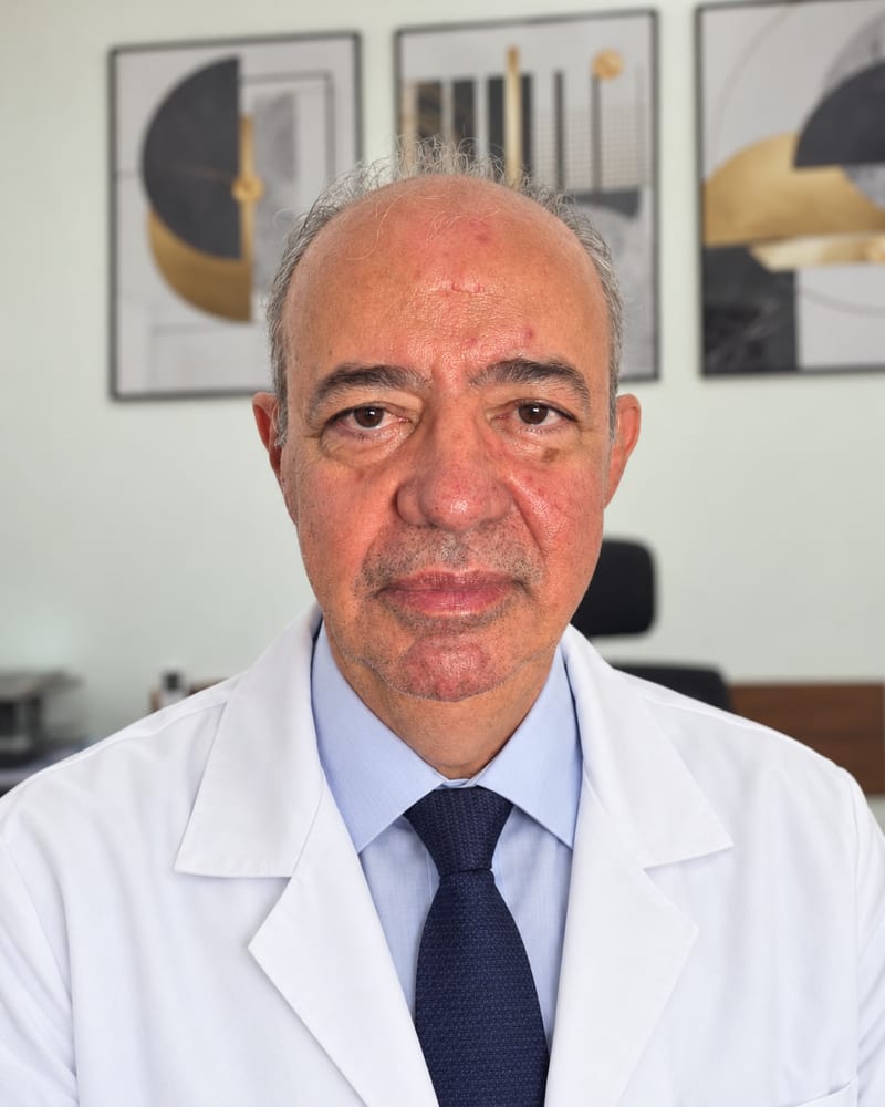 Dr. Paulo Roberto do Prado Barbosa, CRM-GO 4079, de jaleco, no consultório da Clínica Imune, em Rio Verde